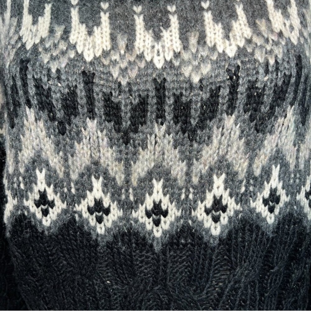 EVEREVE NWOT Black and Gray Off the Shoulder Scandi Sweater SZ M Cute & Cozy!! - Picture 2 of 6